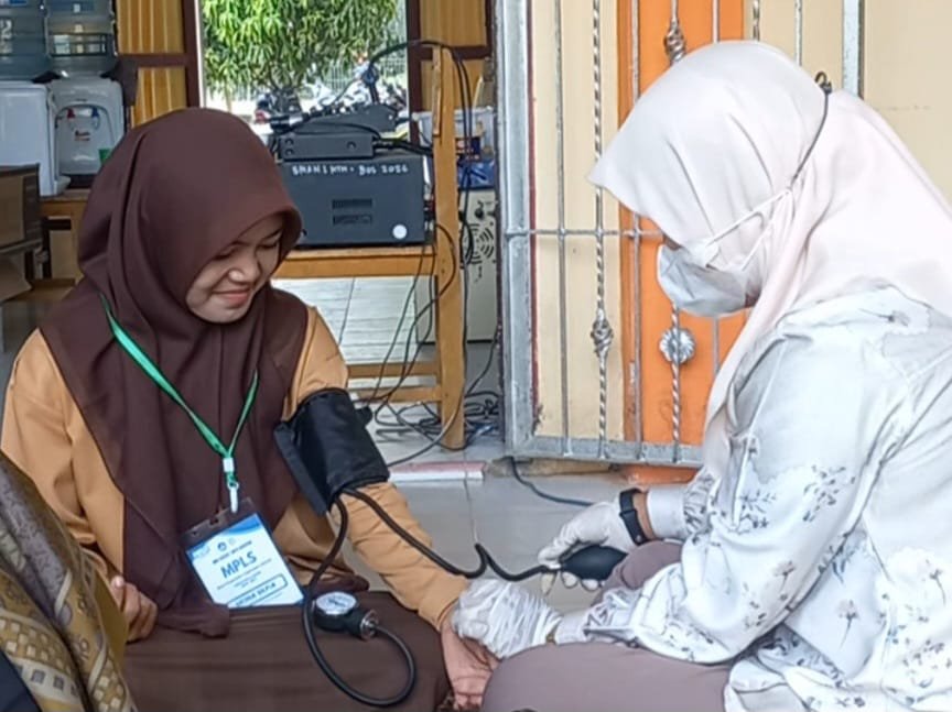 SMA Negeri 1 Kuta Makmur Berkolaborasi dengan Puskesmas Kuta Makmur Gelar Cek Kesehatan Gratis bagi Siswa MPLS
